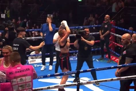 boxing girl flashes crowd after win|Boxing: Daniella Hemsley flashes crowd after Kingpyn。